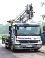 unsere LKW-Hubarbeitsbühne, große Hilfe bei vielen Arbeiten!