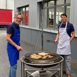 Die Vorstände beim Grillen für die Belegschaft. 