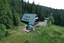 Außenansicht und Lage Edelfuchs-Lodge