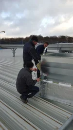 Montage der Lüftungsgeräte auf dem Dach
