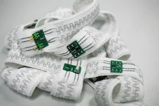 Elastische leitfähige Bänder mit PCBs bestückt