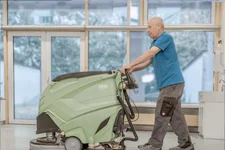 Bodenreinigung mit Maschine