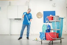 Manuelle Bodenreinigung mit Reinigungswagen und Klapphalter