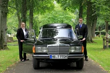 Laura und Henrick Tielitz mit Oldtimer