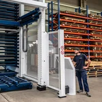 Maschinenbediener am automatisierten Lagerturm