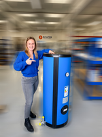 Katharina Richter mit Trinkwasserspeicher